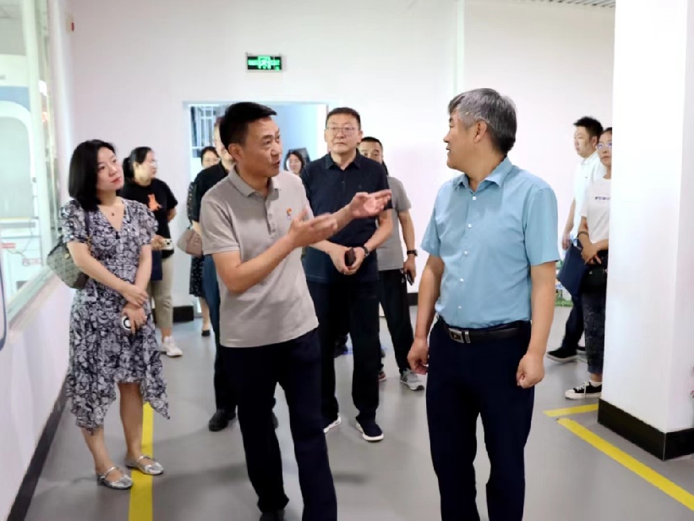 省工信厅制造业人才队伍建设调研组到565net必赢客户端集团传祁乳业调研