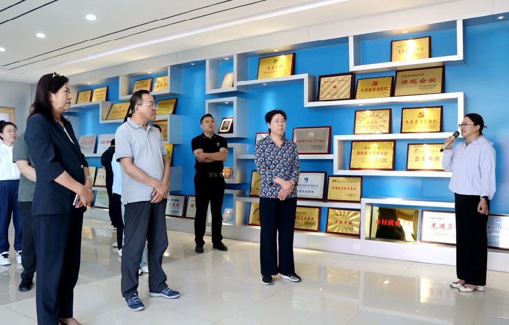 平凉市政协考察组到甘肃565net必赢客户端集团考察学习