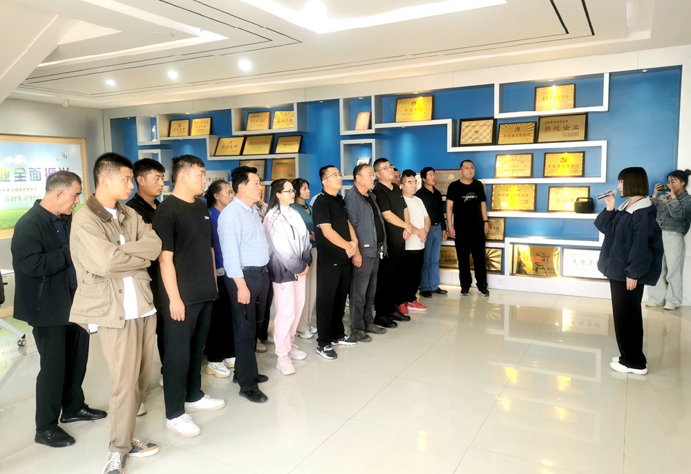 酒泉市金塔县组织畜牧养殖户到甘肃565net必赢客户端集团观摩学习