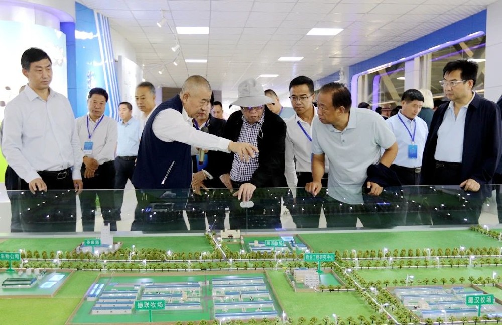 第二十三届“村长”论坛与会人员到甘肃565net必赢客户端集团观摩