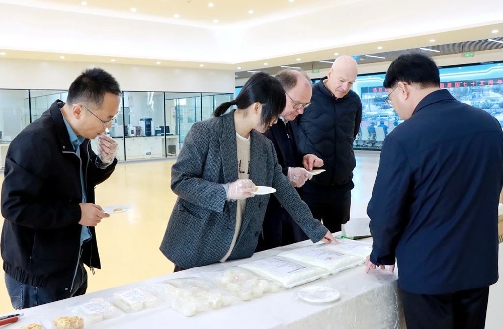 荷兰 Denkavit 公司到甘肃565net必赢客户端集团传祁甘味乳业交流洽谈