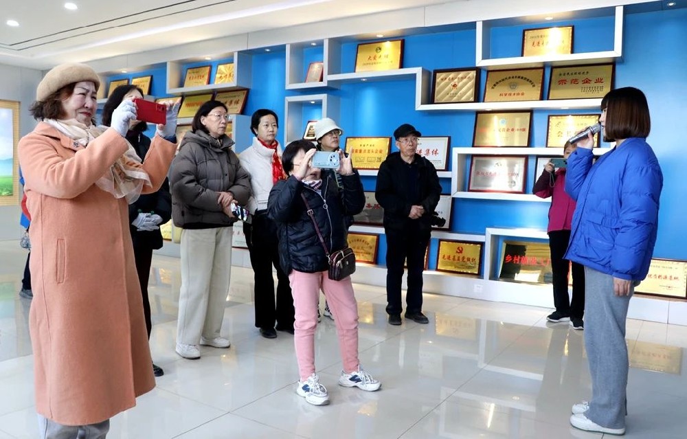 河西学院退休教授到甘肃565net必赢客户端集团观摩采风