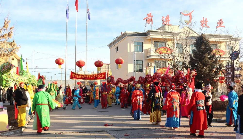锣鼓喧天拜大年，社火闹春业兴旺