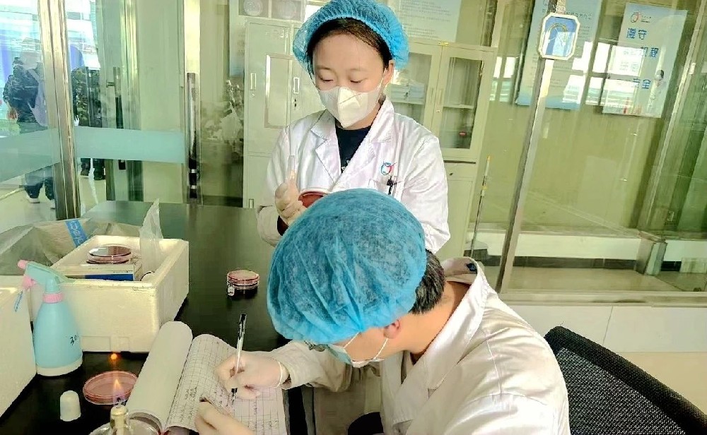 化验室里的逐光者