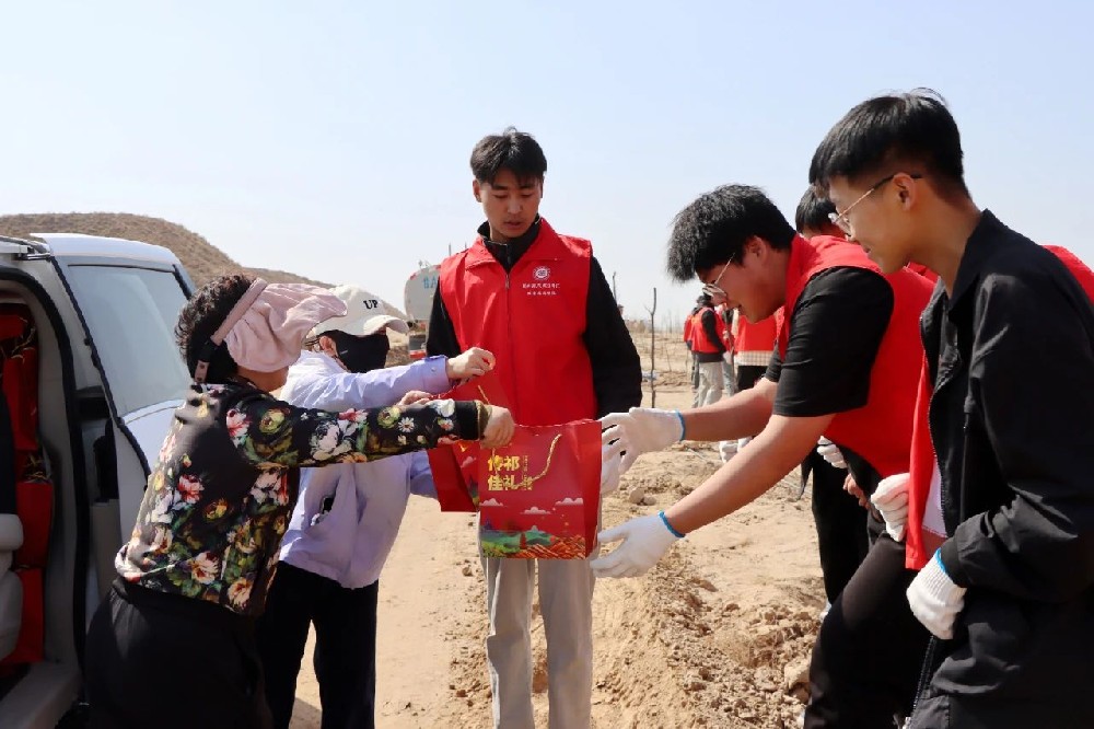 传祁甘味乳业慰问机关企事业植树人员