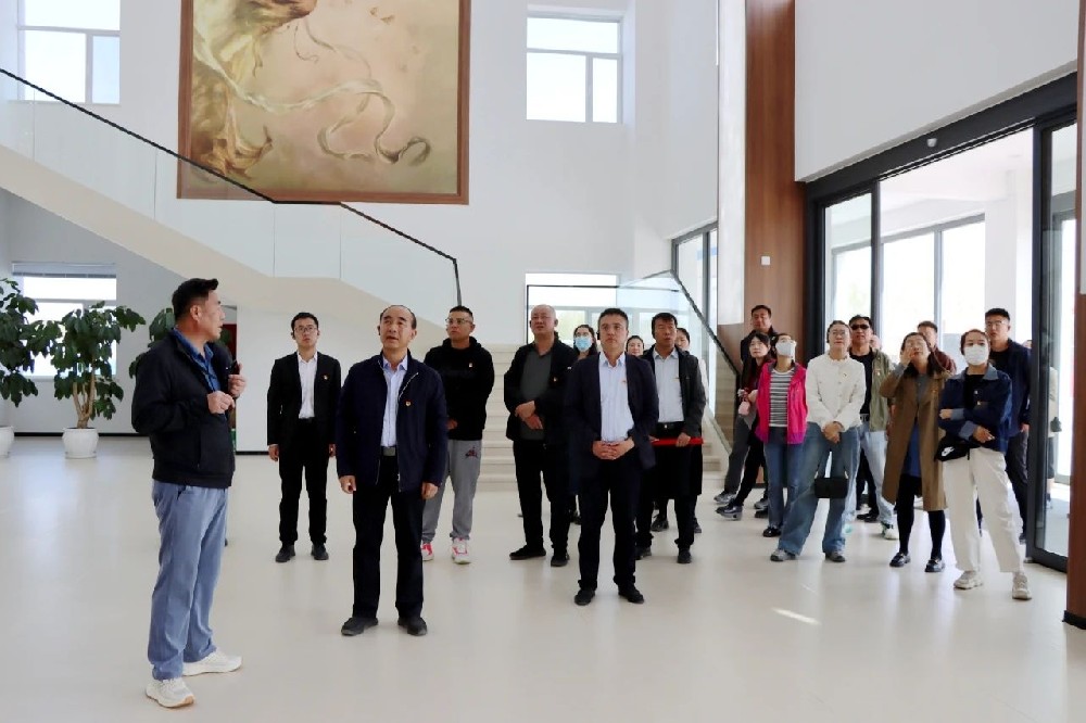 舟曲中学到传祁甘味乳业联合开展主题党日活动