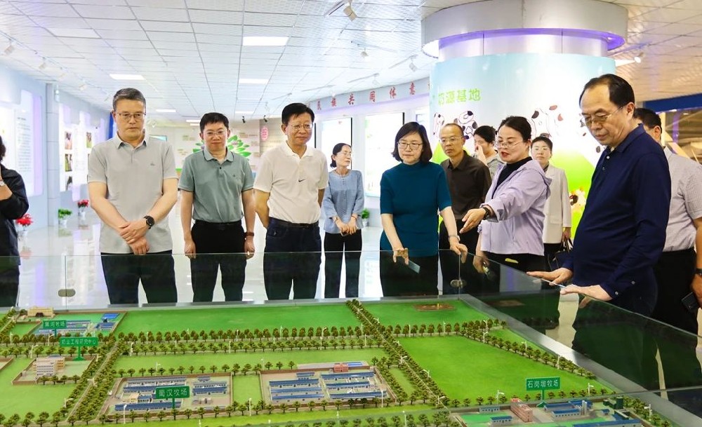 内蒙古自治区政协副主席张磊带领考察组到甘肃565net必赢客户端集团考察学习