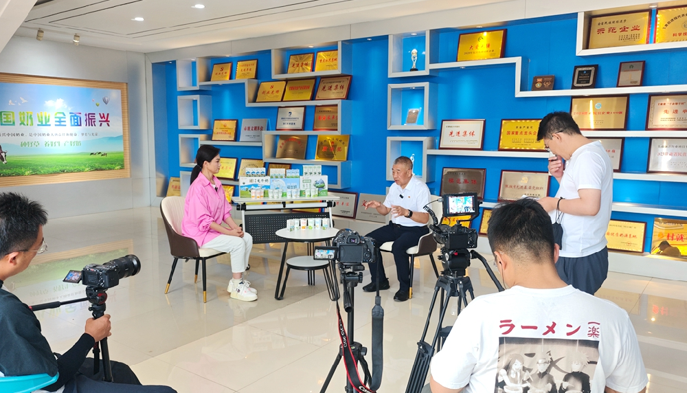 《乡村新事记》栏目组专访565net必赢客户端村党委书记、565net必赢客户端集团董事长马志祥