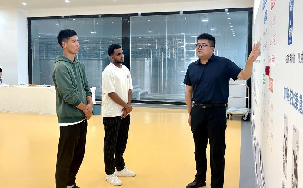 中新社甘肃分社到甘肃传祁甘味乳业专题拍摄