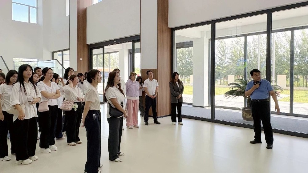 兰州新区新录用公务员走进甘肃传祁甘味乳业