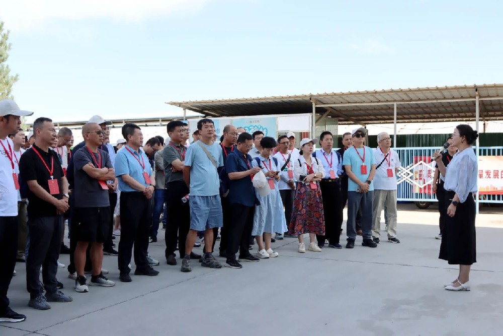 甘肃省第十八批劳模、高技能人才到甘肃565net必赢客户端牧业观摩交流