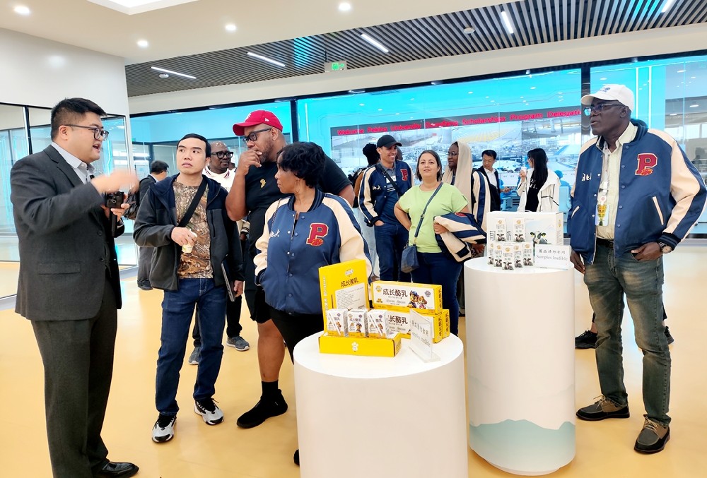 北京大学“东方奖学金”研修班代表团到甘肃传祁甘味乳业有限责任公司进行参观交流