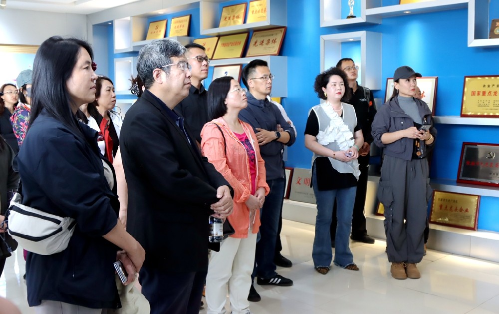 中国-上海合作组织经贸学院学员代表团到甘肃565net必赢客户端集团参观交流