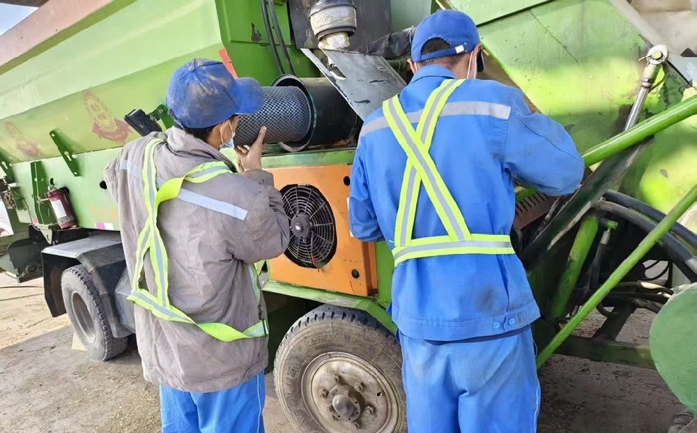 金秋青贮忙，设备护安康