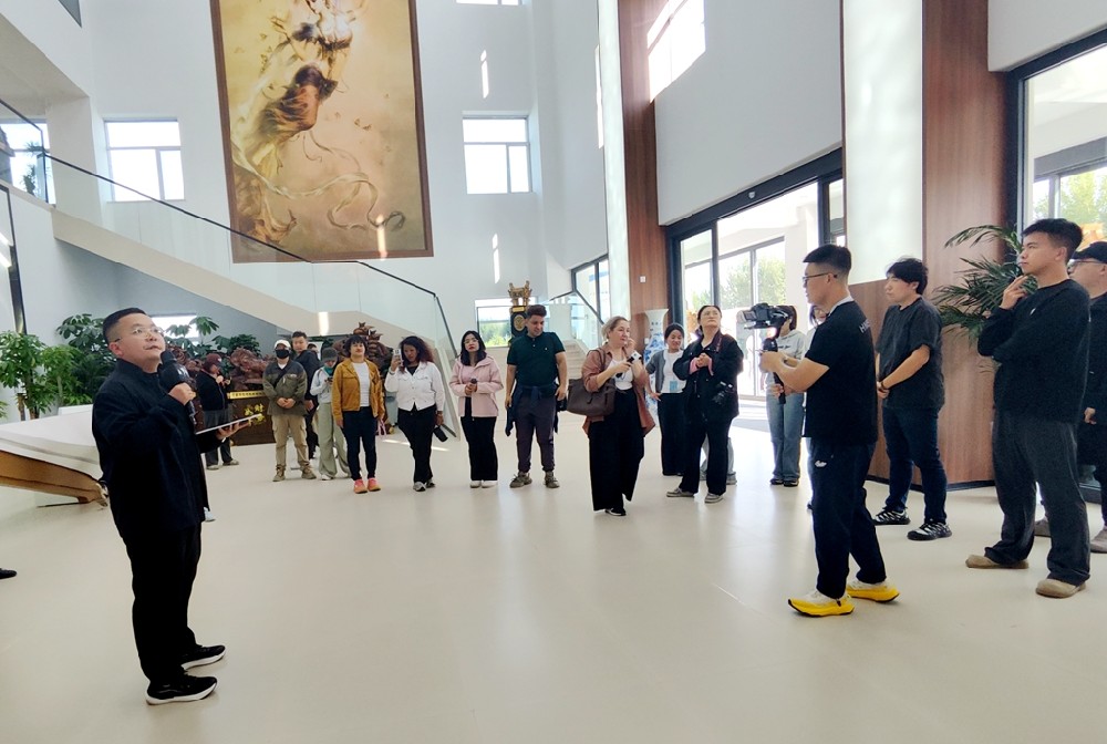 “丝路IP 机遇中国”国际观察员走进甘肃传祁甘味乳业