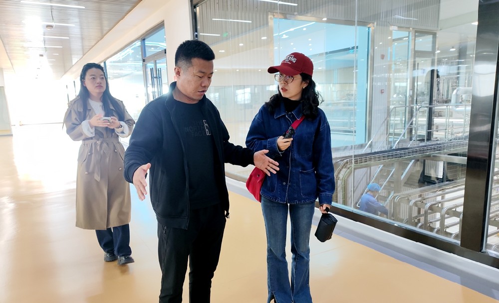 甘肃工人报记者到甘肃传祁甘味乳业采访